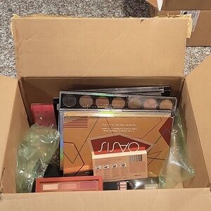 11 piece eyeshadow palette lot. Huge palettes, lots of colors